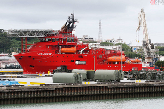 那覇軍港に「異形の真っ赤な船」あらわる その「深海能力」で墜落のF-35戦闘機捜索へ