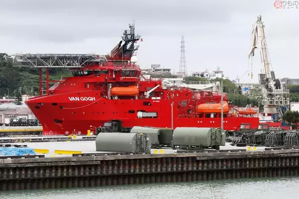 那覇軍港に「異形の真っ赤な船」あらわる その「深海能力」で墜落のF-35戦闘機捜索へ