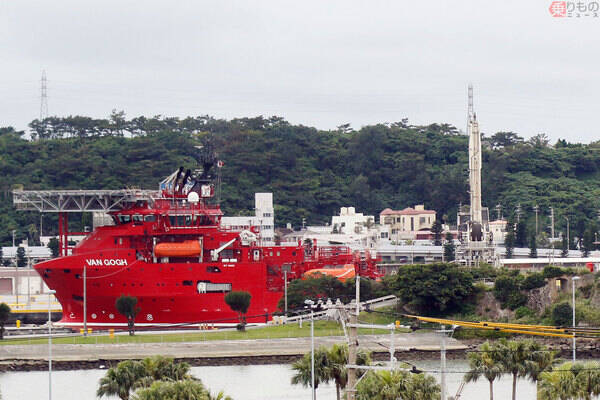 那覇軍港に「異形の真っ赤な船」あらわる その「深海能力」で墜落のF-35戦闘機捜索へ