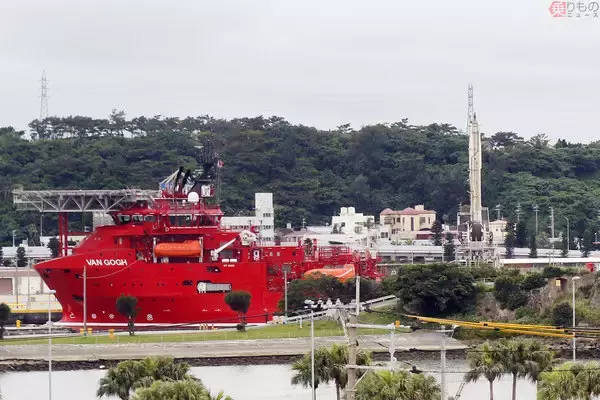 「那覇軍港に「異形の真っ赤な船」あらわる その「深海能力」で墜落のF-35戦闘機捜索へ」の画像