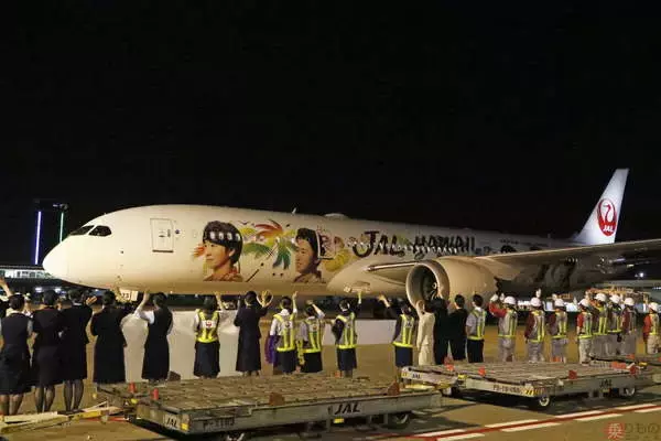 JAL特別塗装機「ARASHI HAWAII JET」運航開始 「嵐」の5人とハワイへ