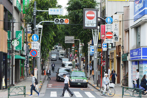 神楽坂 逆転式一方通行 のナゾ 時間で変わる通行方向 誕生の背景に大物政治家の影 19年7月9日 エキサイトニュース