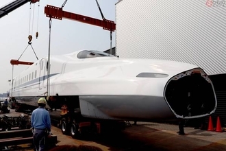 新幹線N700系「量産先行試作車」宙に浮く！ リニア・鉄道館での展示へ搬入始まる