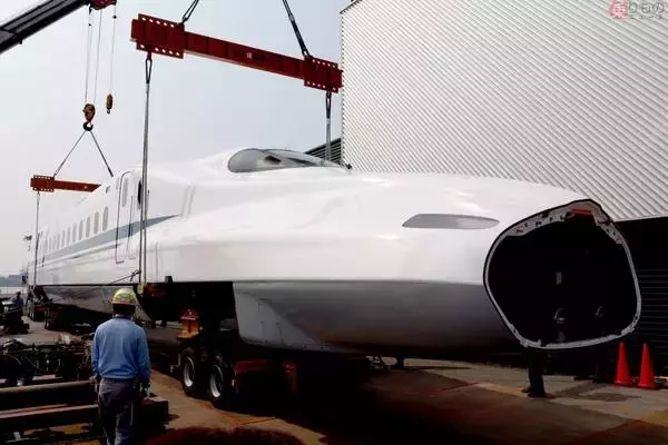 新幹線N700系「量産先行試作車」宙に浮く！ リニア・鉄道館での展示へ搬入始まる