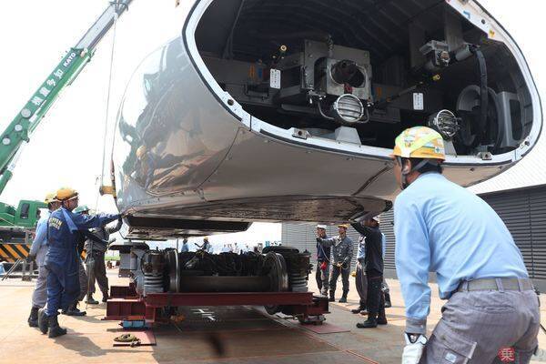 新幹線N700系「量産先行試作車」宙に浮く！ リニア・鉄道館での展示へ搬入始まる