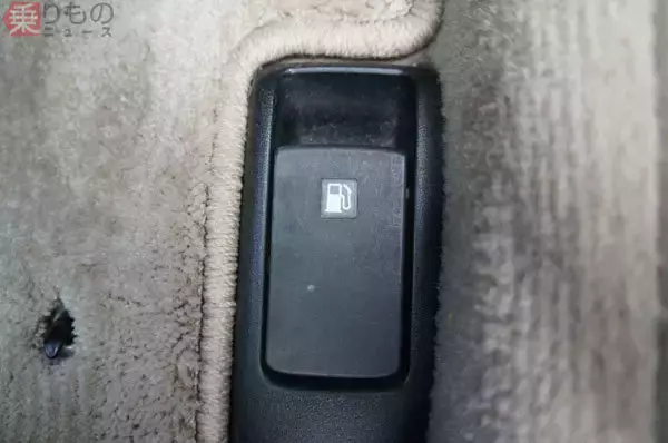 「給油口の開け方なぜバラバラ？ 運転席のレバーで、ふたを押して… どう決まるのか」の画像