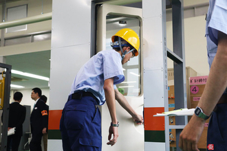 JR東海「安全本質学修館」に潜入 事故再現VR、宙づり・ドア挟み体験などで安全学ぶ