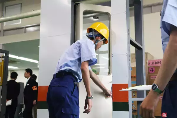 JR東海「安全本質学修館」に潜入 事故再現VR、宙づり・ドア挟み体験などで安全学ぶ