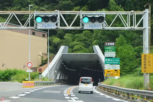 交差してない高速道路の信号機、赤や黄色はいつ点灯？ 遭遇したらどうすればいいのか