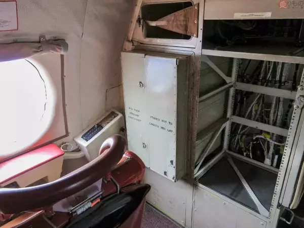 「哨戒機の内装に見るお国柄 瀬取り監視で展開カナダ空軍CP-140「オーロラ」が機内公開」の画像