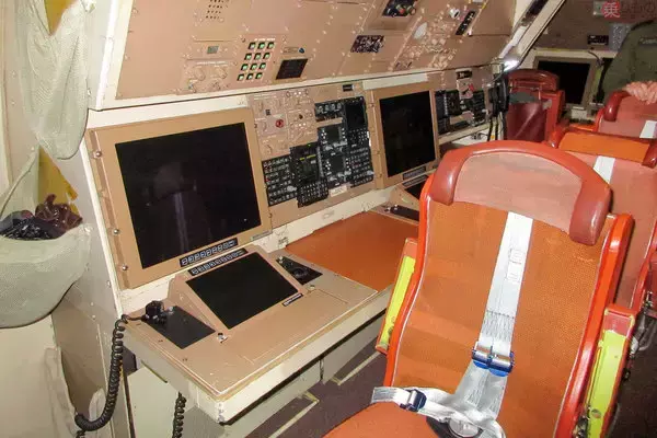 「哨戒機の内装に見るお国柄 瀬取り監視で展開カナダ空軍CP-140「オーロラ」が機内公開」の画像