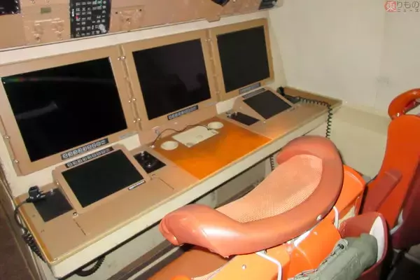 「哨戒機の内装に見るお国柄 瀬取り監視で展開カナダ空軍CP-140「オーロラ」が機内公開」の画像