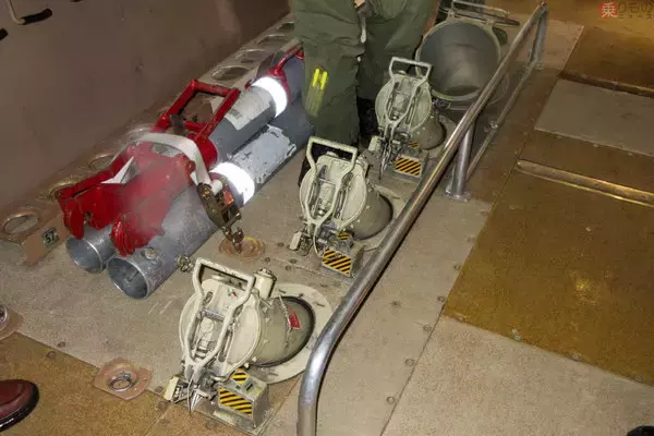 「哨戒機の内装に見るお国柄 瀬取り監視で展開カナダ空軍CP-140「オーロラ」が機内公開」の画像