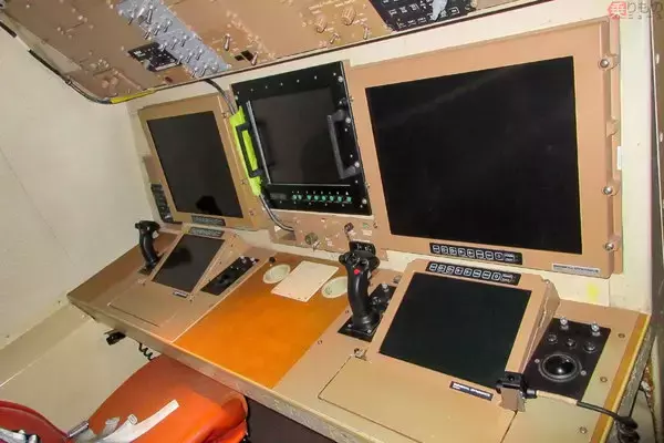 「哨戒機の内装に見るお国柄 瀬取り監視で展開カナダ空軍CP-140「オーロラ」が機内公開」の画像