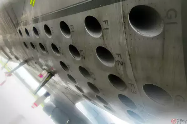 「哨戒機の内装に見るお国柄 瀬取り監視で展開カナダ空軍CP-140「オーロラ」が機内公開」の画像