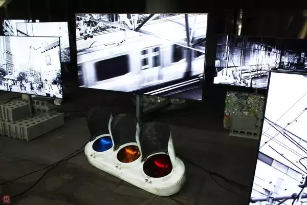 列車風が吹く駅構内で写真展！ 地下の東急渋谷駅、実物の信号機も登場