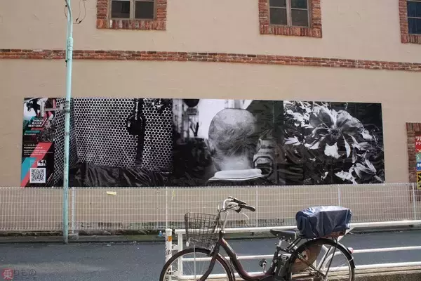 「列車風が吹く駅構内で写真展！ 地下の東急渋谷駅、実物の信号機も登場」の画像