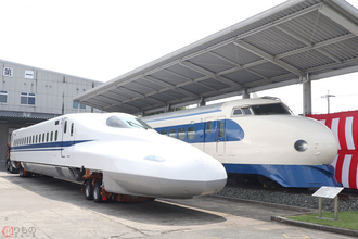 日本車両が新幹線電車製造4000両達成！ 4000両目のN700Aと「初代新幹線」0系が並ぶ