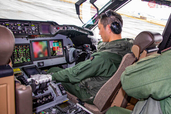 ガラケーからスマホへ パイロットから見た海自P-1哨戒機の、P-3Cからの進化とは？