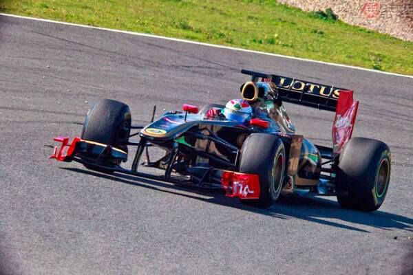 栄光の「チーム・ロータス」とその黄昏 英の名門F1チームが日本企業ロゴをまとうまで