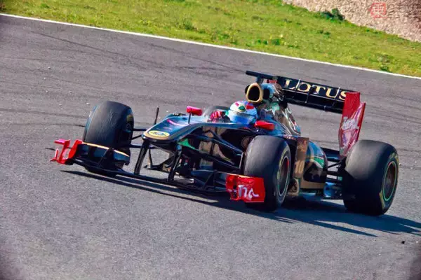 「栄光の「チーム・ロータス」とその黄昏 英の名門F1チームが日本企業ロゴをまとうまで」の画像