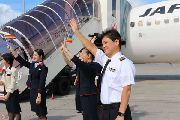 多様性の「虹」が空に架かる 日本初「JAL LGBT ALLYチャーター」が沖縄へ