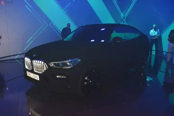 「世界一黒い」BMWを実見！ 脳が混乱するほどの「黒を超える黒」、公道は走れるの？