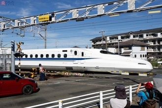 踏切で待ってたら新幹線N700Aが走ってきた！ 日本唯一のレア踏切 東海道新幹線