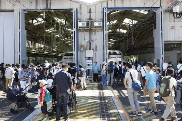 ドクターイエロー車内へ JR東海・浜松工場「新幹線なるほど発見デー」に行った