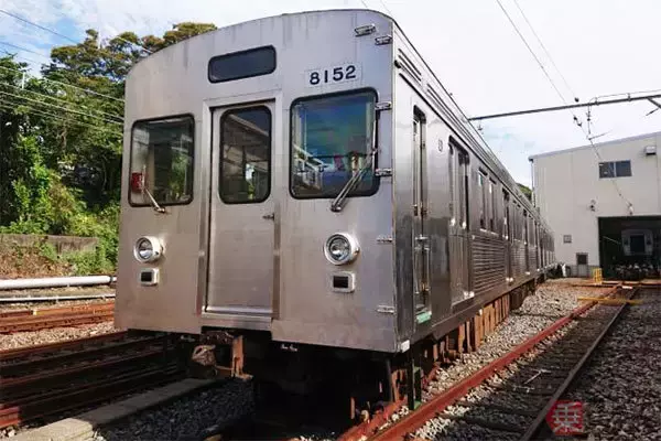 伊豆急8000系が「無ラッピング化」かつての東急線時代の姿に 貸切ツアー開催