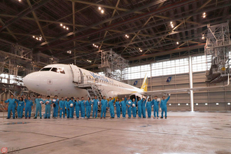 さよならバニラエア！ 最終運航前日に社員が「機体清掃」 2色の飛行機でフィナーレへ