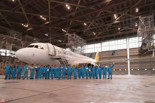 さよならバニラエア！ 最終運航前日に社員が「機体清掃」 2色の飛行機でフィナーレへ
