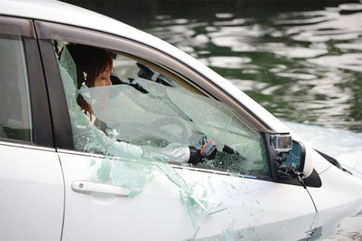 豪雨被害で相次いだ 車中死 開かぬドア動かぬ窓 クルマ水没時の脱出どうすれば 19年10月30日 エキサイトニュース