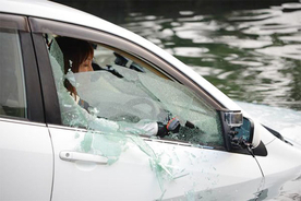 豪雨被害で相次いだ「車中死」 開かぬドア動かぬ窓 クルマ水没時の脱出どうすれば