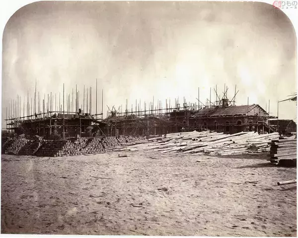 「かつて「梅田」は「埋田」だった 湿地帯に造られた初代大阪駅 建設中の写真見つかる」の画像