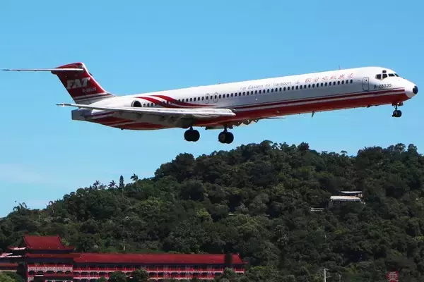 「T字尾翼とリアエンジンの飛行機」なぜ減った？ そもそもエンジンなぜ後ろにしたのか