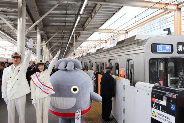 ヘッドマークは車掌お手製 東急大井町線が全線開業90周年 白い制服で 出発進行 19年12月25日 エキサイトニュース