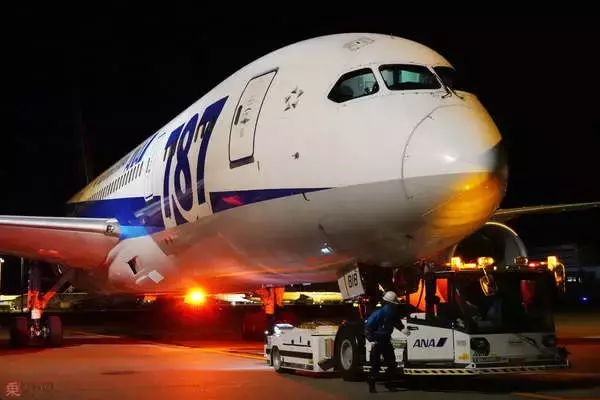 残り1機 巨大「787」ロゴのANAボーイング787-8型機 まもなく見納めに 標準塗装へ