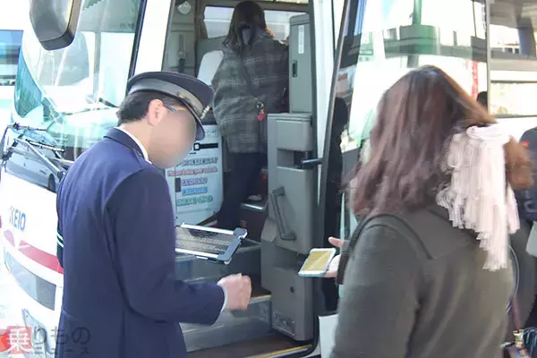 「高速バス業界のジレンマ 多い若年利用者 高いコンビニ決済割合 柔軟な予約実現の壁に」の画像