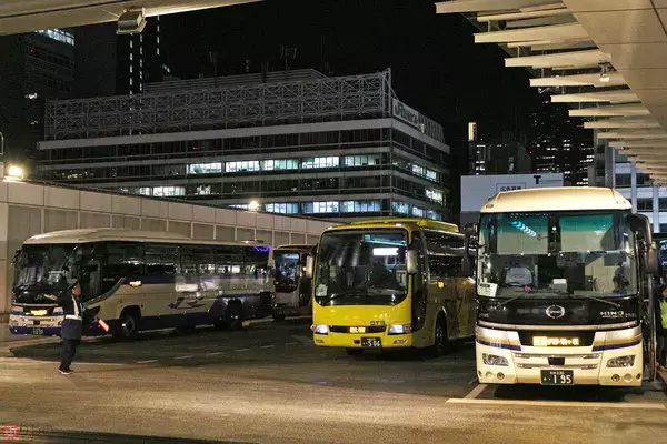 高速バス業界のジレンマ 多い若年利用者 高いコンビニ決済割合 柔軟な予約実現の壁に