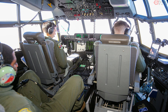航空機の「機長席」 なぜ飛行機とヘリコプターで左右が異なるのか？