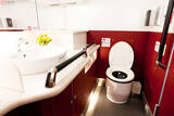 「変わる高速バストイレ事情 「なし車」から「付き車」への動き 着替えられる広いトイレ」の画像3