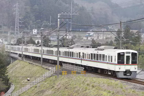 さよなら 西武池袋駅～秩父鉄道直通のボックスシート電車4000系 今後は飯能発着