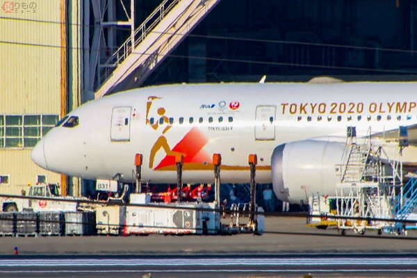 JAL×ANAコラボ「聖火特別輸送機」ついに姿現す！ B787「TOKYO 2020号」今後の予定は
