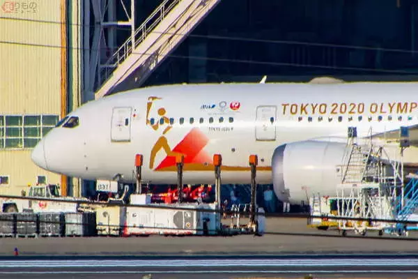 「JAL×ANAコラボ「聖火特別輸送機」ついに姿現す！ B787「TOKYO 2020号」今後の予定は」の画像