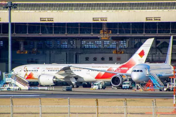 JAL×ANAコラボ「聖火特別輸送機」ついに姿現す！ B787「TOKYO 2020号」今後の予定は