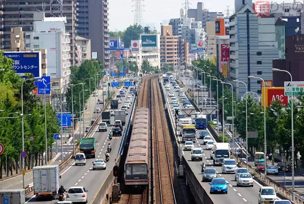 「全国「交通量が多い一般道」5選 道路スペックもスゴイ 80km/h制限 中央に鉄道 16車線」の画像