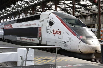 世界最速574.8km/hのTGV 駅で普通に客を乗せていた／ヴェルサイユへ