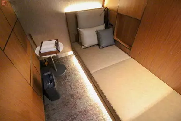 「羽田空港に誕生 ANA渾身の最新国際線ラウンジ 行ったら驚いた スイートにはベッドまで」の画像