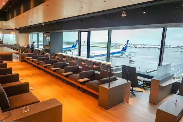 「カードでOKの羽田空港「パワーラウンジ」パワーアップでプレミアムに進化 行ってきた」の画像
